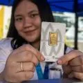 Harga emas Antam hari ini turun lagi