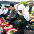Cagub Jatim Khofifah ziarah ke makam suami dan orang tua sebelum mencoblos