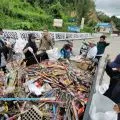 Rumah bakau Jayapura lakukan gerebek sampah di jembatan Youtefa