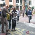 Ibu kandung Agus pingsan hingga luka usai sidang di Mataram