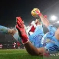 Barcelona pertimbangkan datangkan kiper Aston Villa Emiliano