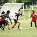 Pemain Timnas Sydney Hopper incar gol dari laga lawan Arab Saudi