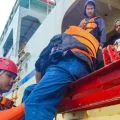 Basarnas Natuna mengevakuasi penumpang kapal kandas di pulau terluar