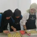 Belasan disabilitas berlatih membuat kue kering selama  Ramadhan