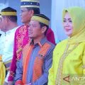 Bupati Dompu tampil perdana dengan tenun khas muna pa'a