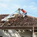 Balon udara plastik berpetasan meledak, rumah warga di Tulungagung rusak