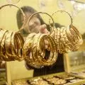 Harga emas per gram hari ini turun jadi Rp1,937 juta/gram