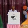Dua Calon Bupati di Gorontalo Utara nyoblos di satu TPS yang sama