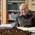 Mahathir Mohamad masih berkendara dan berkuda