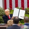 Trump cabut aturan "duty-free" barang asal China