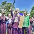 Menbud Fadly Zon  dinobatkan sebagai anggota keluarga Lamaholot di Adonara