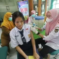 Cegah kanker serviks, Siswa SD kelas V-VI di Mataram dapat vaksin HPV