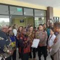 Pemprov Papua Tengah serahkan mobil ambulans bagi TNI/Polri di Mimika