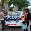 Polresta Denpasar menindak kendaraan parkir di badan jalan