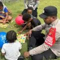 Satgas SI-IPAR Polres Yalimo mengajar anak Elelim berhitung