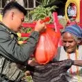 Satgas Humas Ops Damai Cartenz 2025 bagi sembako di Kampung Kulirik