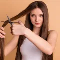 Malas ke salon? Berikut tips dan cara potong rambut sendiri