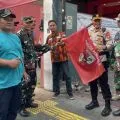 Ratusan bendera ormas di Jakarta ditertibkan