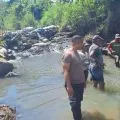 TNI-Polri di Mabar memperbaiki saluran bendungan yang rusak akibat banjir