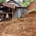 Warga Oeleu Kabupaten Timor Tengah Selatan mengungsi akibat longsor