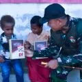 Satgas TMMD Kodim 1710 Mimika bagi susu bagi anak-anak Kampung Pigapu