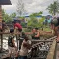 Prajurit Satgas Yonif 141/AYJP bangun rumah warga Distrik Fayit