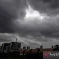 Prakirakan sebagian wilayah Jakarta berawan tebal Selasa pagi
