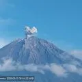 Gunung Semeru kembali erupsi disertai letusan setinggi 700 meter