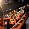 Tim SAR evakuasi 15 penumpang kapal wisata kandas