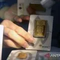 Harga emas Antam hari ini turun lagi