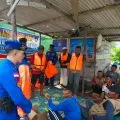 Satpolairud Karimun bagikan jaket pelampung kepada nelayan