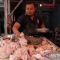 Harga daging ayam Rp35.346/kg, dan bawang merah Rp38.580/kg
