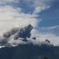 Gunung Marapi di Sumbar erupsi dua kali, warga dengar dentuman