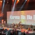 Grup Band God Bless sapa penggemar dengan "Bla bla bla"