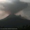 Gunung Lewotobi lontarkan abu setinggi 1.200 meter