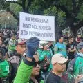 Seribu lebih pengemudi ojol padati jalan Medan Merdeka Selatan untuk unjuk rasa