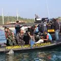 TNI-Polri membersihkan sampah di pesisir dan perairan laut Labuan Bajo