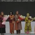 Tenunan khas Dompu tampil elegan di panggung Indonesia Fashion Week 2025