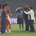 Prabowo turun ke lapangan, berikan hormat kepada skuad timnas Indonesia