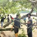 Polisi dan warga bersihkan pantai Pantai Pasir Panjang