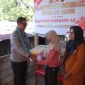Polda NTT membagikan 100 paket sembako untuk warga tak mampu di Alor