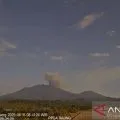 Gunung Raung di Jawa Timur erupsi dengan tinggi letusan 1.200 meter