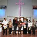 Wali Kota Kupang menyerahkan bantuan Rp200 juta bagi GMIT Silo Naikoten 1