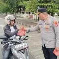 Polisi membagikan makanan gratis bagi pengendara di Labuan Bajo