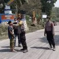 Polisi bagi masker kepada warga dan pengendara bermotor di Maumere