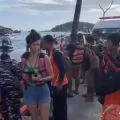 Tim tanggap darurat mengevakuasi sejumlah korban kecelakaan kapal di TNK