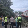 Jembatan penghubung Lahat - Muara Enim roboh, empat truk batubara terperosok