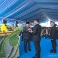 Prabowo beri tumpeng ke polisi berprestasi bangun sekolah untuk anak pemulung