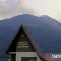 Warga kaki Gunung Lewotolok diimbau mewaspadai lontaran material pijar