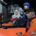 Tim SAR evakuasi korban banjir di Mataram hingga Dini Hari